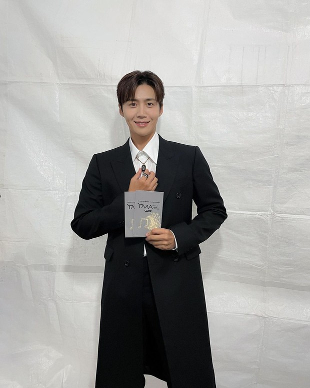 Kim Seon Ho dan sederet aktis lainnya membacakan nominasi di The Fact Music Award 2021