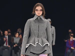 10 Koleksi Busana Givenchy Spring/Summer 2022, Karya Perdana Matthew Williams