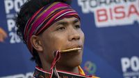 Lalu Zohri Gigit Medali Emas PON Papua