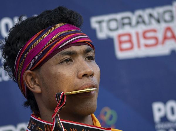 Lalu Zohri Gigit Medali Emas PON Papua