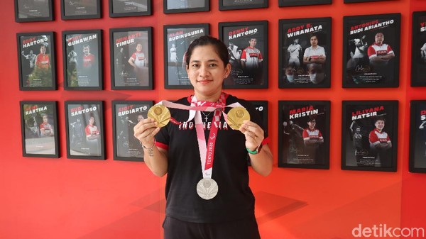 Atlet parabadminton peraih emas di ajang Paralimpiade Tokyo 2020, Leani Ratri Oktila, berkunjung di Kudus, Jawa Tengah, Rabu (6/10/2021)