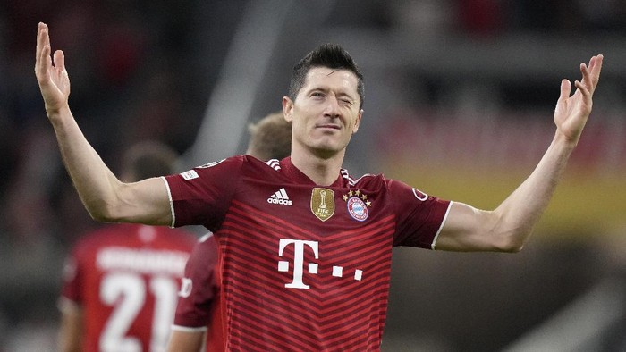 Bayerns Robert Lewandowski celebrates after scoring his sides second goal during the Champions League group E soccer match between Bayern Munich and Dynamo Kyiv in Munich, Germany, Wednesday, Sept. 29, 2021. (AP Photo/Matthias Schrader)