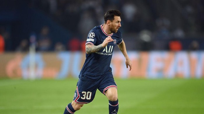 PARIS, FRANCE - SEPTEMBER 28: Lionel Messi of Paris Saint-Germain runs with the ball during the UEFA Champions League group A match between Paris Saint-Germain and Manchester City at Parc des Princes on September 28, 2021 in Paris, France. (Photo by Matthias Hangst/Getty Images)