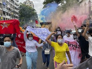 Mobil Tentara Myanmar Tabrak Demonstran, 5 Orang Tewas Mobil Tentara Myanmar Tabrak Demonstran, 5 Orang Tewas