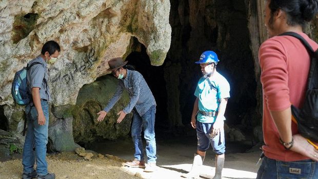 Archaelogists from Hasanuddin University, Griffith University and Cultural Heritage Preservation Center (BPCB) visit the Leang Panninge cave during a research for ancient stones in the Mallawa district of Maros regency, South Sulawesi province, Indonesia, September 19, 2021. Picture taken September 19, 2021. REUTERS/Abd. Rahman Muchtar       NO RESALES. NO ARCHIVES.