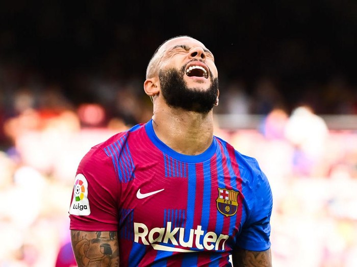 BARCELONA, SPAIN - SEPTEMBER 26: Memphis Depay of FC Barcelona reacts during the LaLiga Santander match between FC Barcelona and Levante UD at Camp Nou on September 26, 2021 in Barcelona, Spain. (Photo by David Ramos/Getty Images)