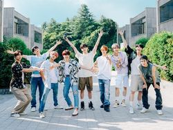 Anggota NCT 127 Main Tebak Kata, yang Kalah Harus Tidur di Tenda!