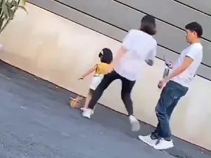 Bikin Geram, Wanita Tega Tendang Anak Balitanya Demi Bayaran Endorse