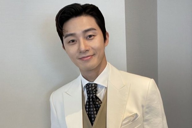 Terakhir, aktor asal Korea Selatan yang belakangan sedang menjadi perbincangan hangat karena ikut berperan dalam 