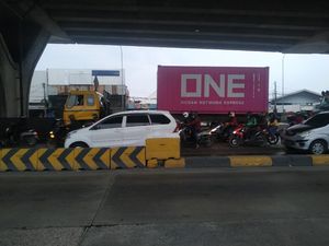 Pembatas Beton Dicat Ulang, Tak Ada Lagi Kecelakaan di Jl Raya Cilincing Pembatas Beton Dicat Ulang, Tak Ada Lagi Kecelakaan di Jl Raya Cilincing