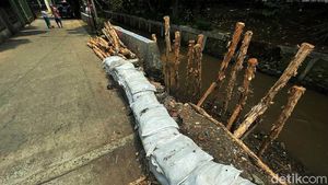 Penampakan Turap Jebol di Kramat Jati yang Ditutup Karung-Kayu