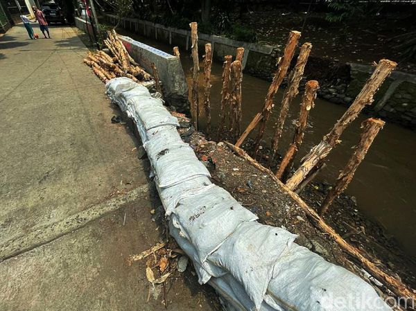 Penampakan Turap Jebol di Kramat Jati yang Ditutup Karung-Kayu