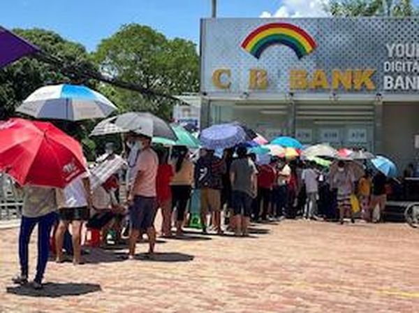 Nestapa Warga Myanmar Antre Mengular Berjam-jam di Depan ATM