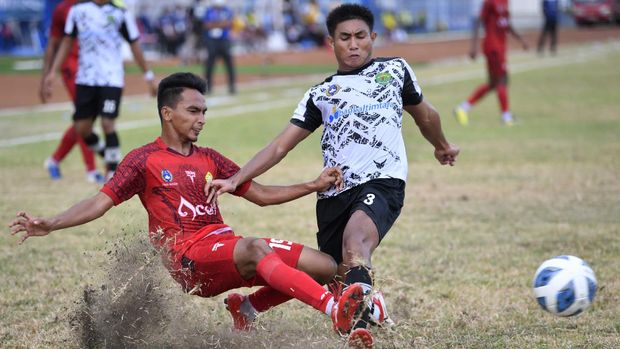 Pesepak bola Kalimantan Timur Muhammad Rizky (kanan) menghalau laju pesepak bola Aceh Muharrir (kiri) pada babak penyisihan Sepak Bola Putra PON Papua di Stadion Barnabas Youwe, Sentani, Kabupaten Jayapura, Papua, Senin (4/10/2021). Tim Aceh menang atas tim Kalimantan Timur dengan skor akhir 3-2. ANTARA FOTO/Zabur Karuru/wsj.