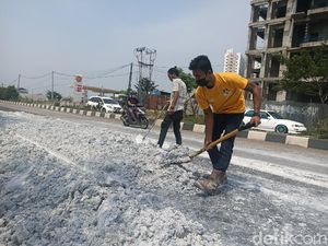 Limbah B3 Tumpah, Jalan Interchange Karawang Sempat Tersendat