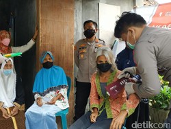 Warga Terpencil Kampung Pitu di Pacitan Akhirnya Dapat Vaksinasi