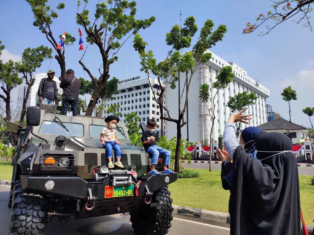 Antusiasme Warga Lihat Pameran Alutsista TNI di Dekat Istana