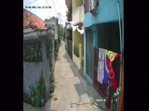 Ada-ada Saja! Pria Berkaus Jersey Curi Selimut di Jemuran Warga Jaktim