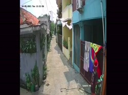 Ada-ada Saja! Pria Berkaus Jersey Curi Selimut di Jemuran Warga Jaktim