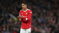 Raphael Varane adalah bek baru dengan jam terbang tinggi. Varane bisa saja ditunjuk untuk jadi pemimpin di lapangan dan jadi komando di lini pertahanan (Getty Images)