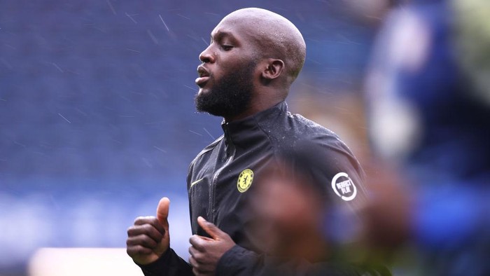 LONDON, ENGLAND - OCTOBER 02: Romelu Lukaku of Chelsea warms up prior to the Premier League match between Chelsea and Southampton at Stamford Bridge on October 02, 2021 in London, England. (Photo by Ryan Pierse/Getty Images)