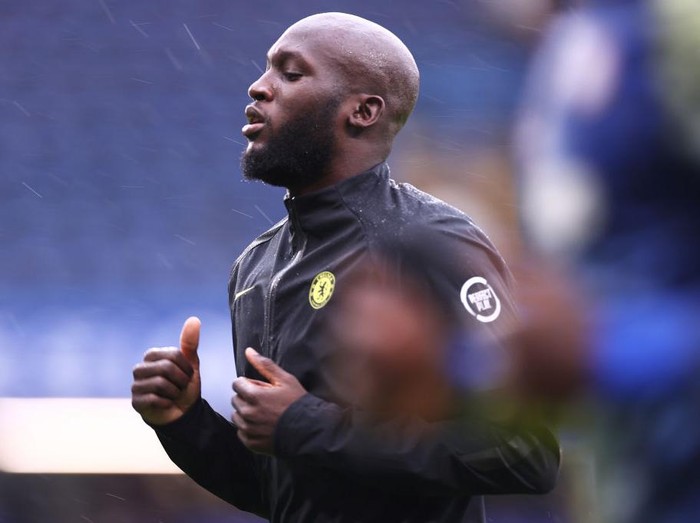 LONDON, ENGLAND - OCTOBER 02: Romelu Lukaku of Chelsea warms up prior to the Premier League match between Chelsea and Southampton at Stamford Bridge on October 02, 2021 in London, England. (Photo by Ryan Pierse/Getty Images)