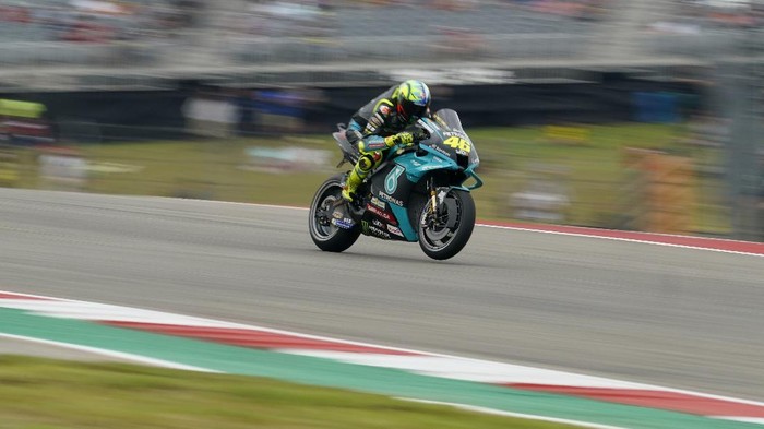 Valentino Rossi menjalani balapan yang sangat berat dalam segi fisik di MotoGP AS 2021. (Foto: AP/Eric Gay)