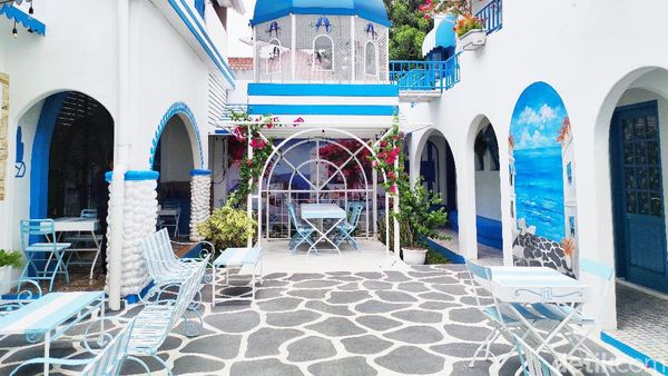 Hangout Seru di Kafe Instagramable Berkonsep Santorini Yunani