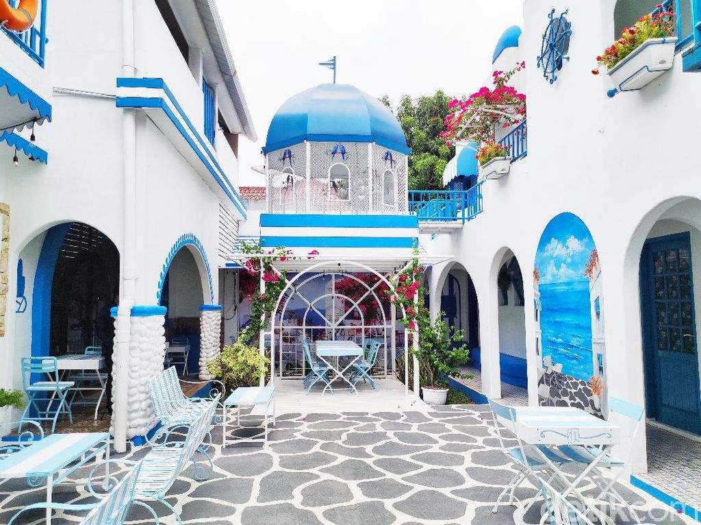 Hangout Seru di Kafe Instagramable Berkonsep Santorini Yunani