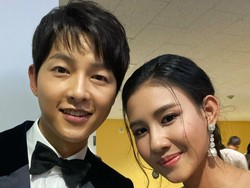 Daebak! Shenina Cinnamon Foto Bareng Song Joong Ki di Busan