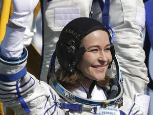 Momen Bersejarah Kru Film Rusia Tiba di Luar Angkasa Momen Bersejarah Kru Film Rusia Tiba di Luar Angkasa