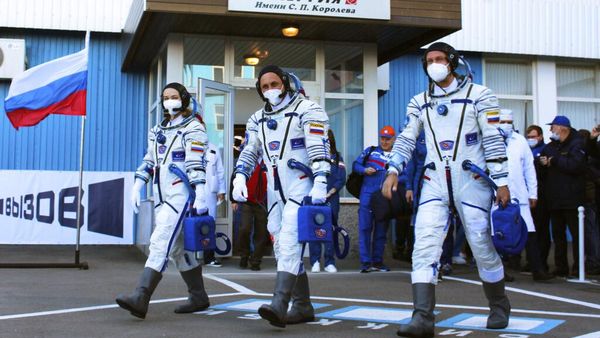 Siap Cetak Sejarah, Aktris-Sutradara Rusia Syuting Film di Luar Angkasa