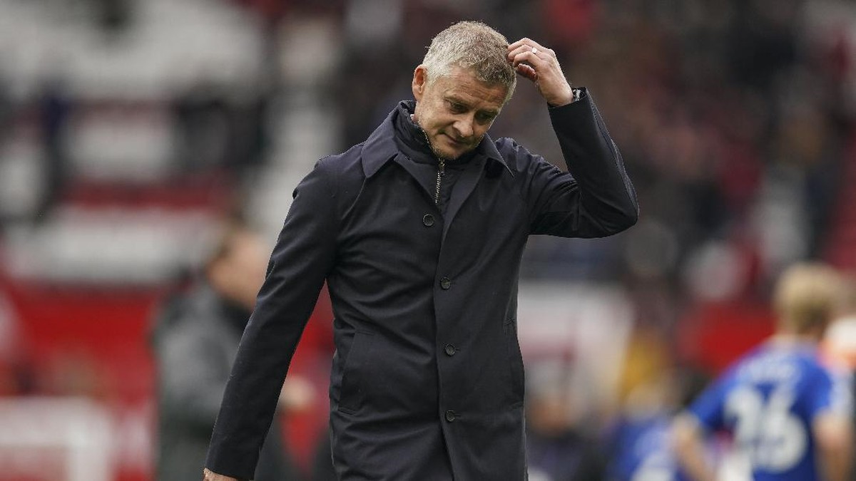 Ole Gunnar Solskjaer disebut beruntung tak dipecat oleh Manchester United. (Foto: AP/Dave Thompson)