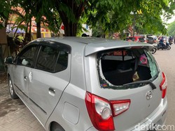 Diduga Tabrak Lari, Sebuah Mobil Jadi Bulan-bulanan Massa di Surabaya
