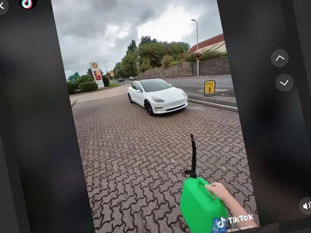 Viral! Pengemudi Tesla Ejek Pengendara Lain yang Antre BBM di Pom Bensin Viral! Pengemudi Tesla Ejek Pengendara Lain yang Antre BBM di Pom Bensin