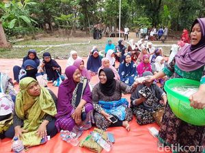 Rebo Wekasan, Warga Majalengka Bikin Kue Apem-Salat Tolak Bala
