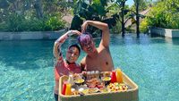 Momen Seru Uya Kuya dan Keluarga Saat Floating Breakfast dan Makan Steak