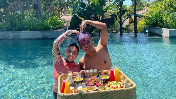 Momen Seru Uya Kuya dan Keluarga Saat Floating Breakfast dan Makan Steak