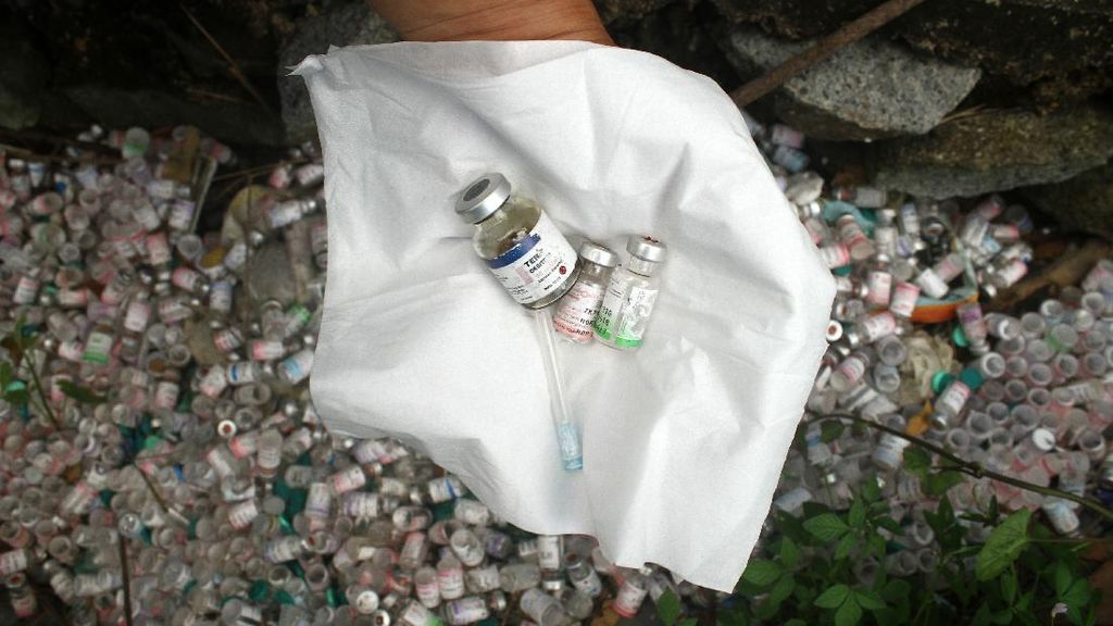 Waduh, Ribuan Limbah Medis Berserakan di Tepi Jalan Pontianak Waduh, Ribuan Limbah Medis Berserakan di Tepi Jalan Pontianak