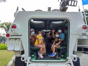 Antusiasme Warga Bawa Keluarga di Hari Terakhir Pameran Alutsista TNI