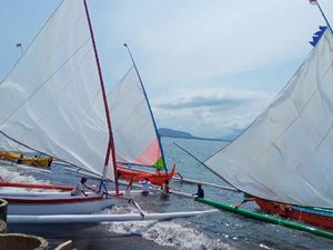 Tradisi Rebo Wekasan, Warga Gelar Lomba Perahu Layar dengan Membelah Selat Bali Tradisi Rebo Wekasan, Warga Gelar Lomba Perahu Layar dengan Membelah Selat Bali