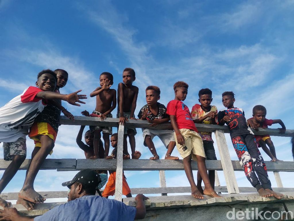 Tanpa Internet, Warga Teluk Wondama Asyik Main di Laut dan Nobar Ikatan Cinta Tanpa Internet, Warga Teluk Wondama Asyik Main di Laut dan Nobar Ikatan Cinta