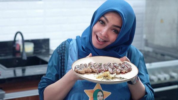 10 Momen Mama Rieta, Ibunda Nagita Slavina Saat Masak dan Makan Enak