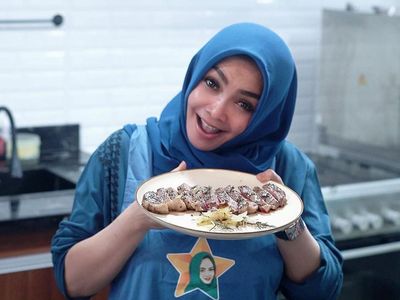 10 Momen Mama Rieta, Ibunda Nagita Slavina Saat Masak dan Makan Enak