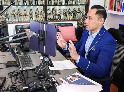 Penampakan Workstation Mewah AHY Berhias Action Figure