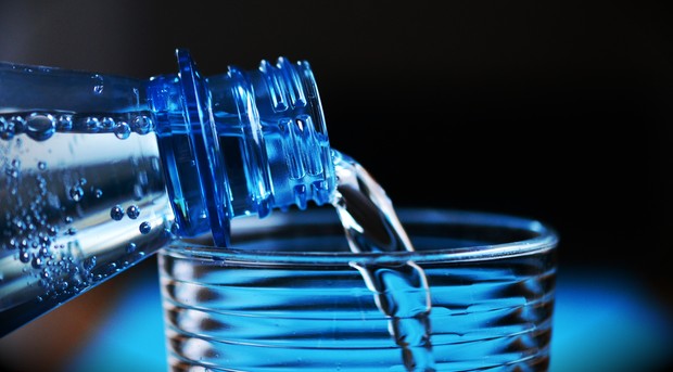 Mengonsumsi air putih 2 liter sehari dapat membantu mengurangi berat badan.