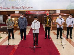 Airlangga Dampingi Wapres Tinjau Sentra Vaksinasi-Rakor di Semarang