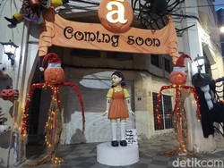 Nggak Seram, Boneka Squid Game di Surabaya Malah Jadi Objek Foto Warga