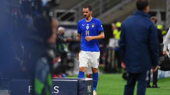 MILAN, ITALY - OCTOBER 06: Leonardo Bonucci of Italy gets a red card during the UEFA Nations League 2021 Semi-final match between Italy and Spain at Giuseppe Meazza Stadium on October 06, 2021 in Milan, Italy. (Photo by Claudio Villa/Getty Images)