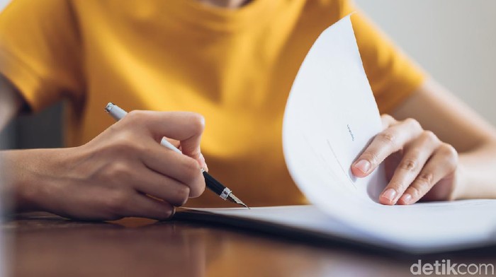 Cara Membuat SKTM atau Surat Keterangan Tidak Mampu Lengkap dan Mudah Woman signing document and hand holding pen putting signature at paper, order to authorize their rights.